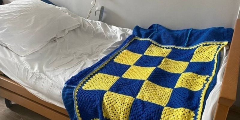 Испанцы передали в Мукачевскую больницу собственноручно связанные сине-желтые одеяла
