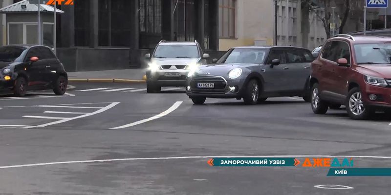Каждый едет по главной: в Киеве появился перекресток с нелогичной разметкой