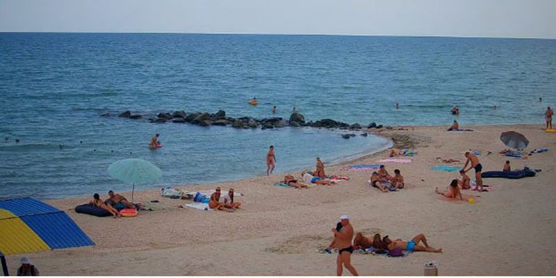 Есть свободные места: появились свежие фото пляжей на популярном украинском курорте