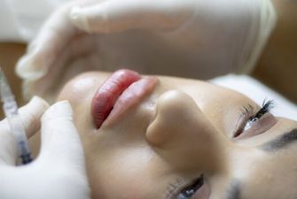 В Великобритании 24-летняя женщина едва не задохнулась после процедуры увеличения губ