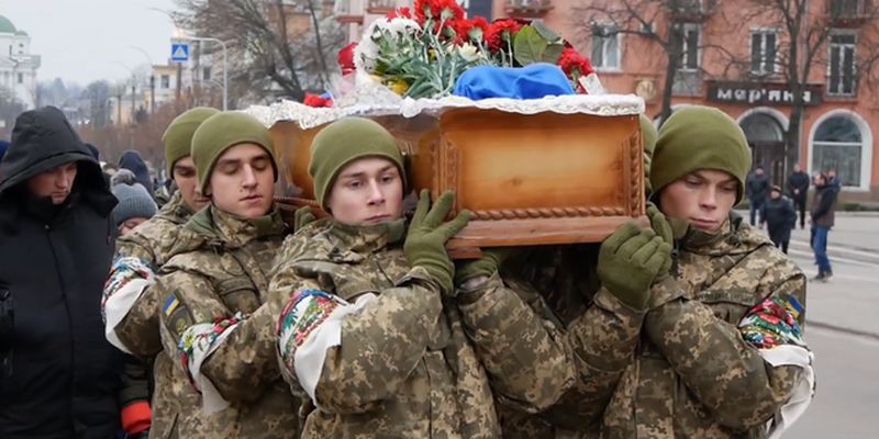 Остались жена и две дочери: под Киевом попрощались с погибшим бойцом ВСУ. Фото и видео