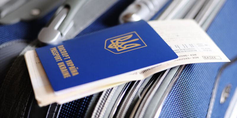 Украинцам напомнили, с какого возраста нужно оформлять загранпаспорт ребенку