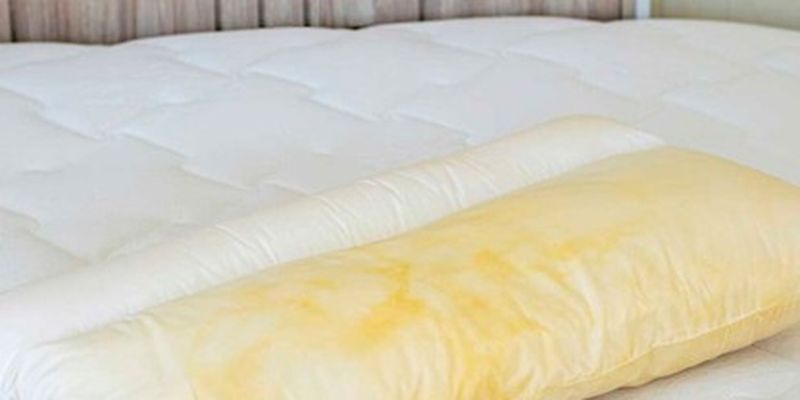 Быстро и недорого: как вывести желтые пятна с подушки без стирки