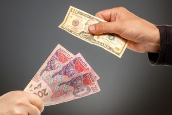 Обмінники вивісили свіжий курс валют: скільки просять за долар та євро сьогодні