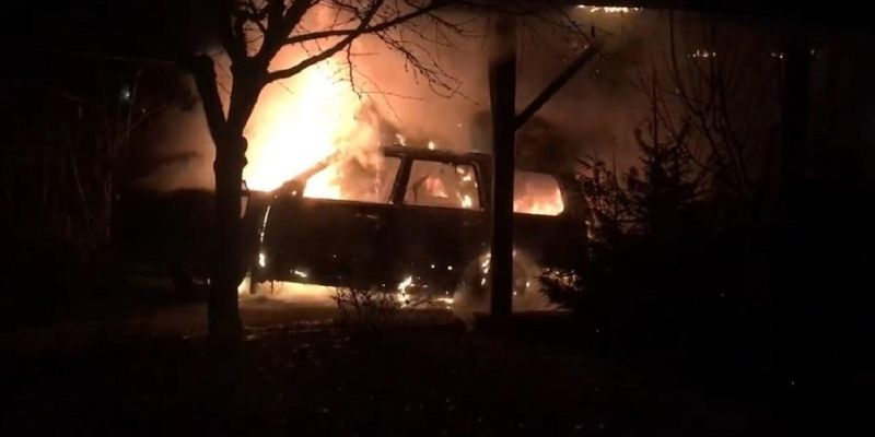 В Ужгороді спалили автівки місцевого журналіста і його дружини