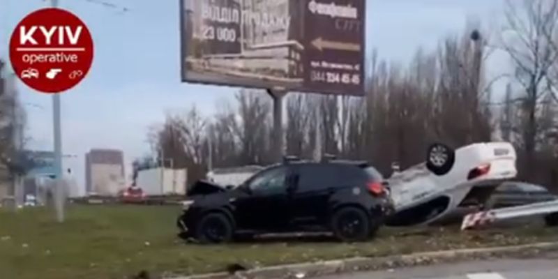 В Киеве такси столкнулось с другой легковушкой и опрокинулось на крышу: видео