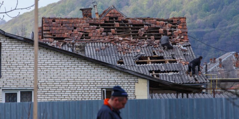 Воловец газдует: как жители поселка восстанавливают дома после ракетного удара