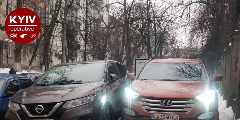 В Киеве автохам устроил ДТП с "героем парковки" прямо на тротуаре: фото