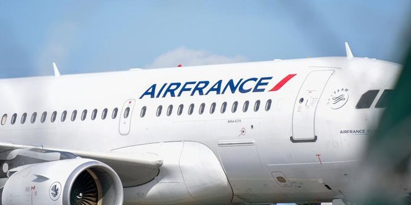 Во Франции прошла экстренная эвакуация пассажиров самолета