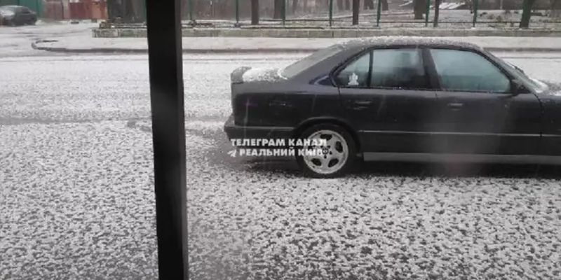 Улицы Киева подтопило после ливня с градом и грозой