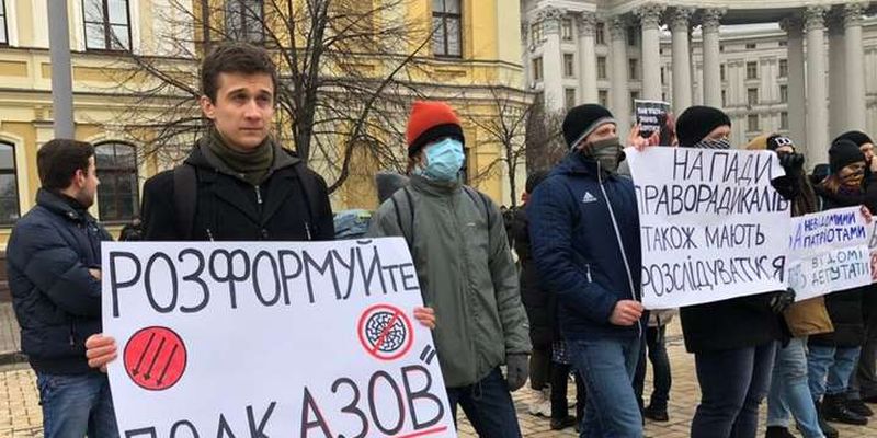 «Прихильників руского міра» закидали петардами під час ходи у Києві