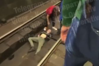 В Киеве мужчина упал на рельсы метро: движение парализовало. Видео 18+