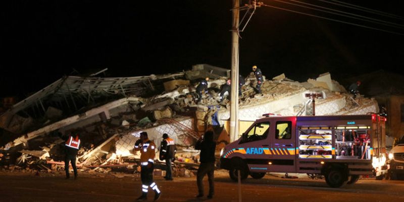 Количество жертв землетрясения в Турции растет: фото и видео
