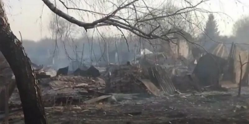 Не помогает даже авиация: в РФ тушат деревню, куда прибывает военная техника для угроз Украине