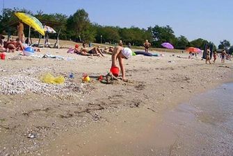 На курорте Украины почернело море: что случилось. Видео