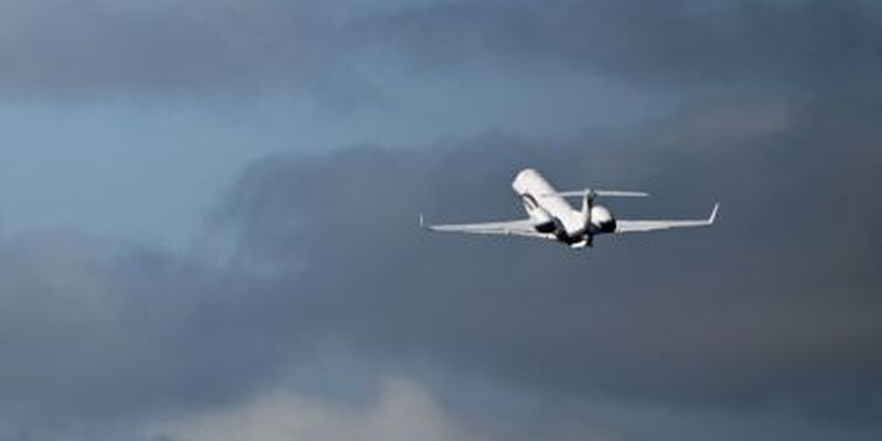 Россиянин в самолете приревновал жену к соседке и предложил ей заняться сексом