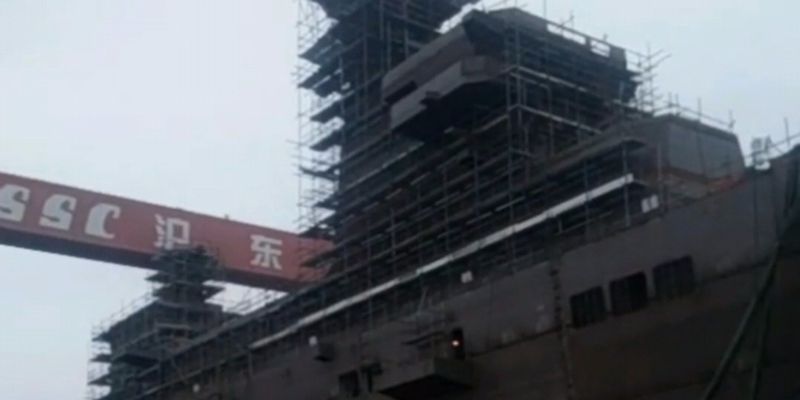 Опубліковані фото нового величезного китайського десантного корабля Type 075