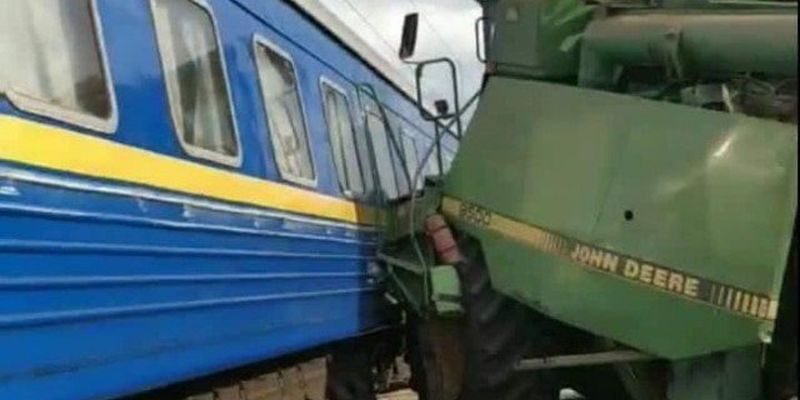 Между Фастовом и Житомиром в поезд врезался комбайн