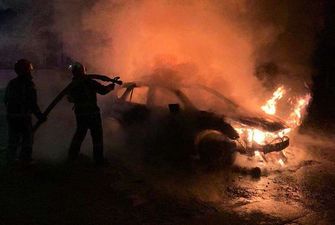 На Сирці в Києві вщент згорів автомобіль