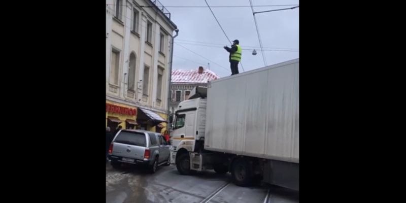 В центре Москвы дальнобойщик перекрыл улицу от безысходности: чем все закончилось
