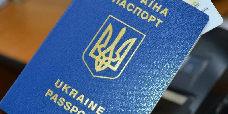 В ГП "Документ" пообещали разблокировать выдачу паспортов за границей. Но не всем