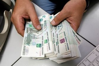 Курс рубля падает на фоне информации о санкциях