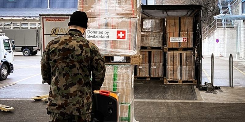 Швейцарія передала Україні зимовий одяг із армійських складів