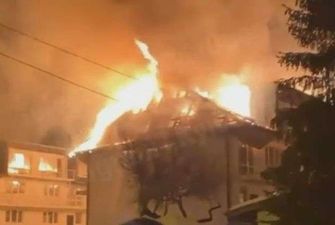 В Киеве серьезный пожар на ДВРЗ — загорелась крыша здания