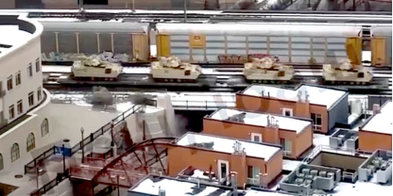На пути в Украину? В США заметили огромный эшелон с танками Abrams и БМП Bradley, видео