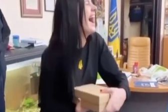 Во Львове главный полицейский города сделал необычный подарок девушке и лишился должности: видео