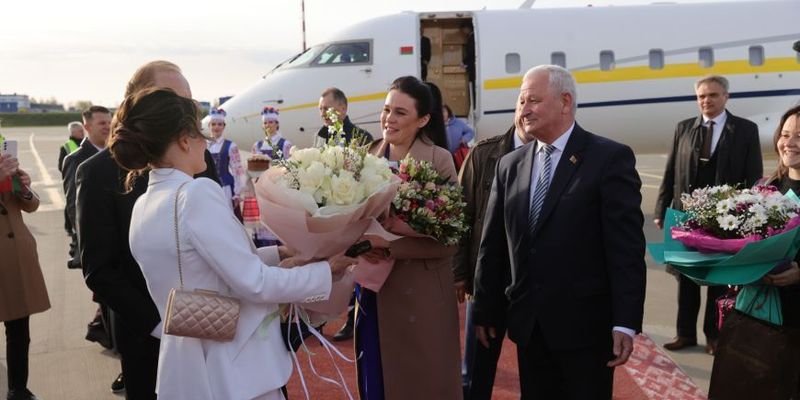 Золотые ручки и мрамор: на видео случайно "засветилось" убранство самолета Лукашенко