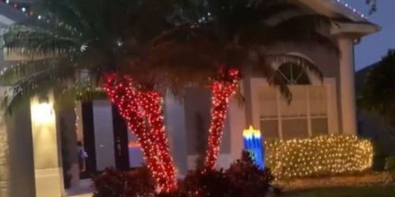Семье грозит штраф до тысячи долларов, потому что слишком рано украсили дом рождественскими огоньками