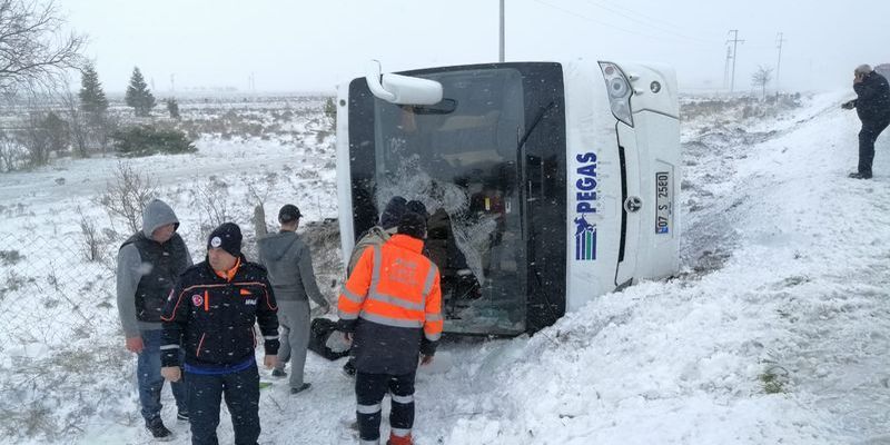 В Турции разбился автобус с туристами: одна женщина погибла, десятки пострадавших