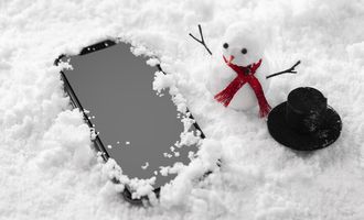 Что делать, если смартфон упал в снег: пять шагов, чтобы "воскресить" устройство