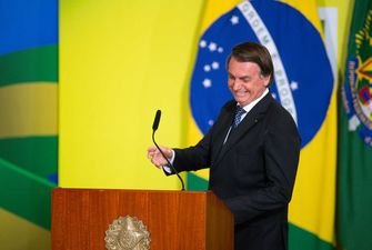 Экс-президент Бразилии Жаир Болсонару попал в больницу в США, его сторонники продолжают протесты