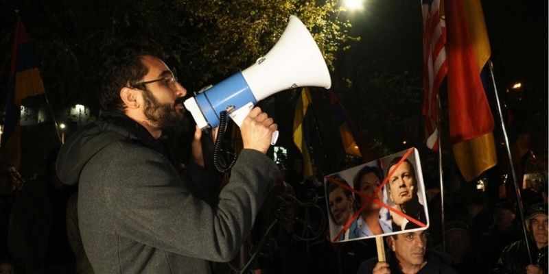 Протесты в Армении перед саммитом ОДКБ с антироссийскими лозунгами: о чем говорит происходящее