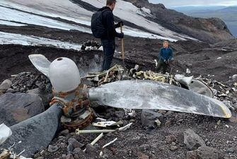 Танучий льодовик оголив уламки бомбардувальника часів Другої світової