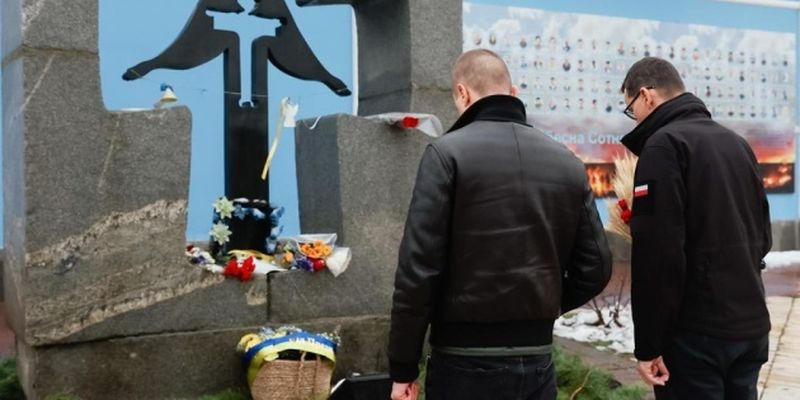 Премьер-министр Польши в Киеве почтил память жертв Голодомора