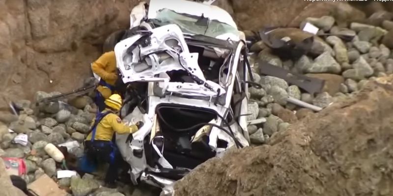 Водитель и пассажиры Tesla выжили после падения авто с 75-метрового обрыва