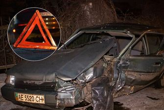 В Днепре автомобиль на скорости врезался в дерево: пострадал водитель. Фото и видео