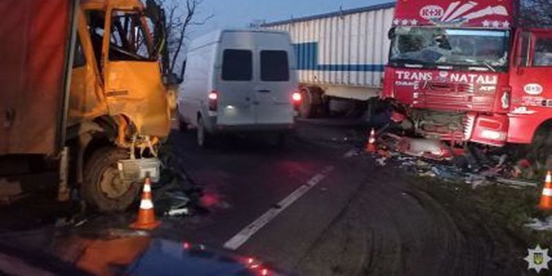 Масштабное ДТП: в Николаевской области столкнулись четыре грузовика, есть погибший