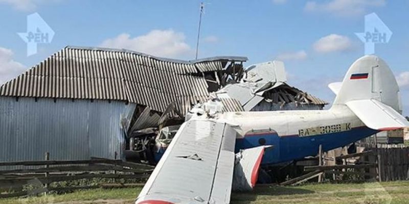 В Чечне самолет упал на частный дом