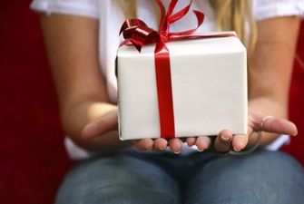 Що презентувати молодшій сестрі: подарунок з приводом і без нього