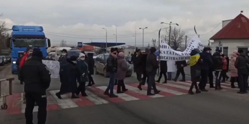 Офис президента оцеплен, движение по городам остановлено: Украину накрыла волна тарифных протестов