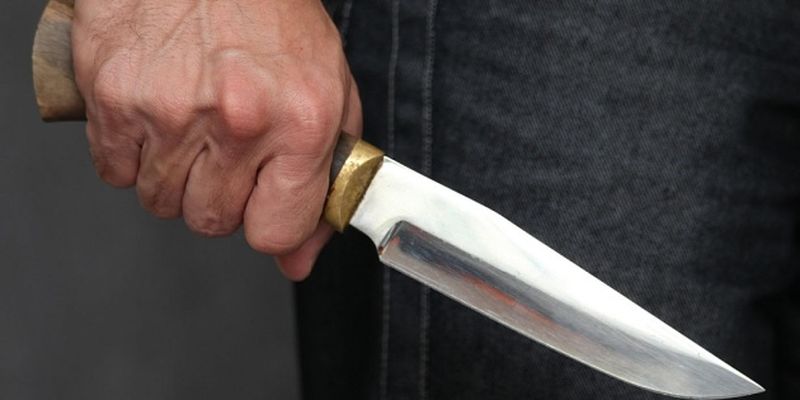 В Киеве мужчина напал с ножом на посетителя кафе