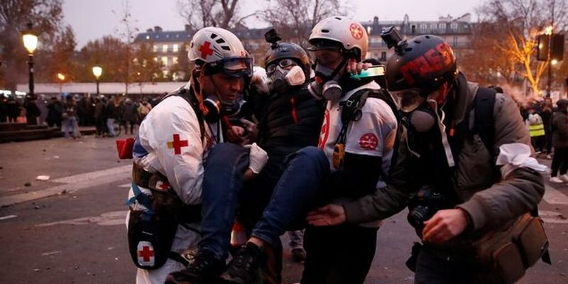 Париж накрыли огненные протесты из-за реформы Макрона: есть пострадавшие и задержанные. Фото и видео