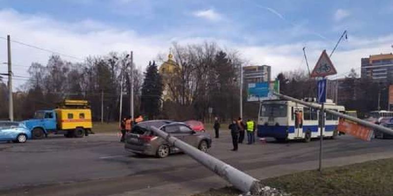 На автомобіль колишнього тренера збірної України впав бетонний стовп