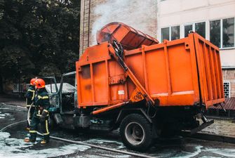 В Киеве по дороге возле КПИ ехал горящий мусоровоз