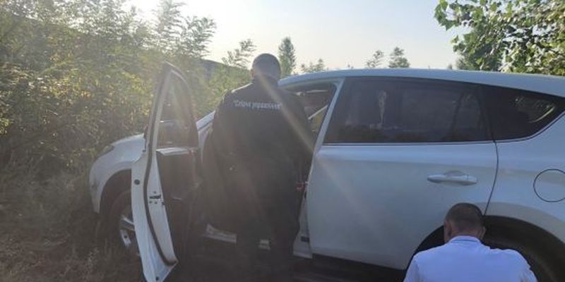 На Київщині зникли мати з донькою. Копи знайшли їхню покинуту автівку