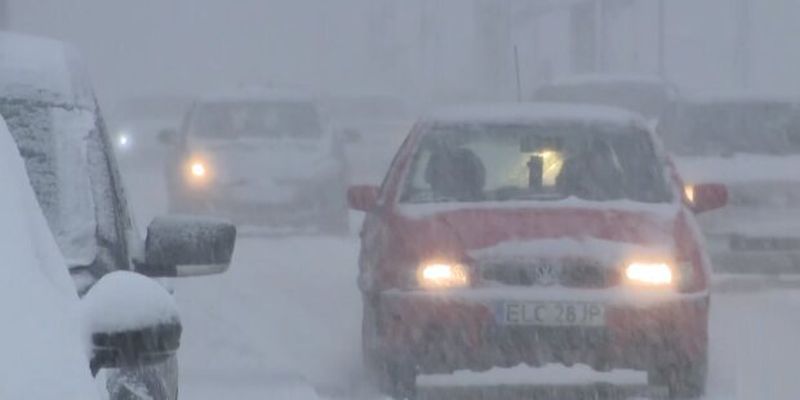 Ситуация критическая: аномальные снегопады накрыли Польшу, двое погибших, 300 тысяч людей без света